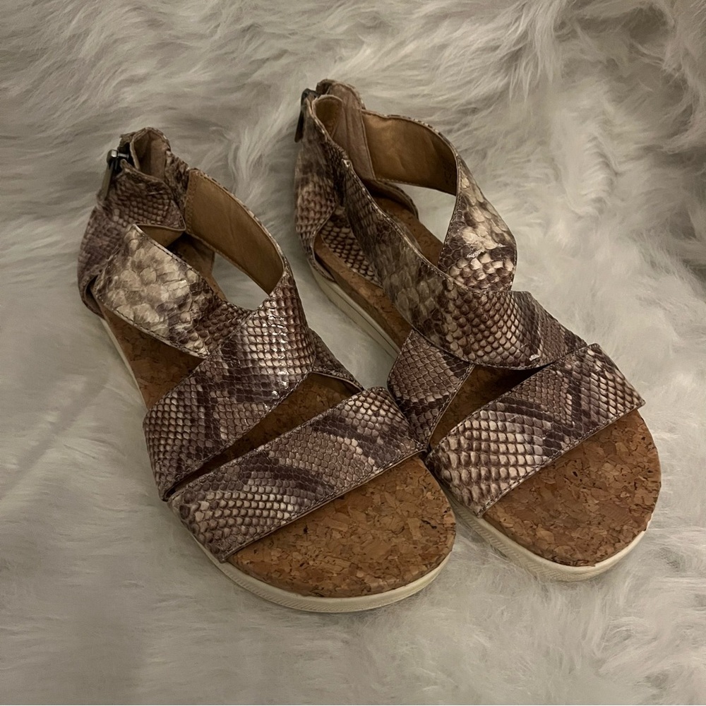 EUC Women's Adrienne Vittadini Snakeskin Sandals